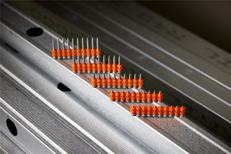nagels op strip gehard spit