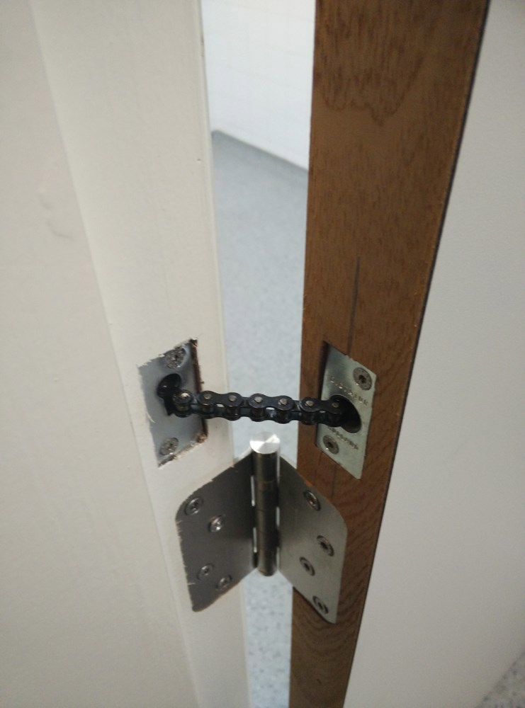 deurveer verzinkt dictator