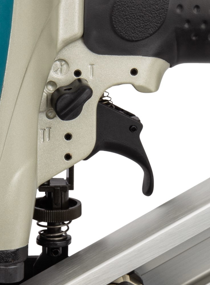 constructietacker makita 8bar-6